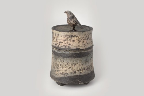 Pot, cilindrisch, met deksel gedecoreerd met teksten en plantmotieven
