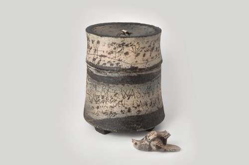Pot, cilindrisch, met deksel gedecoreerd met teksten en plantmotieven