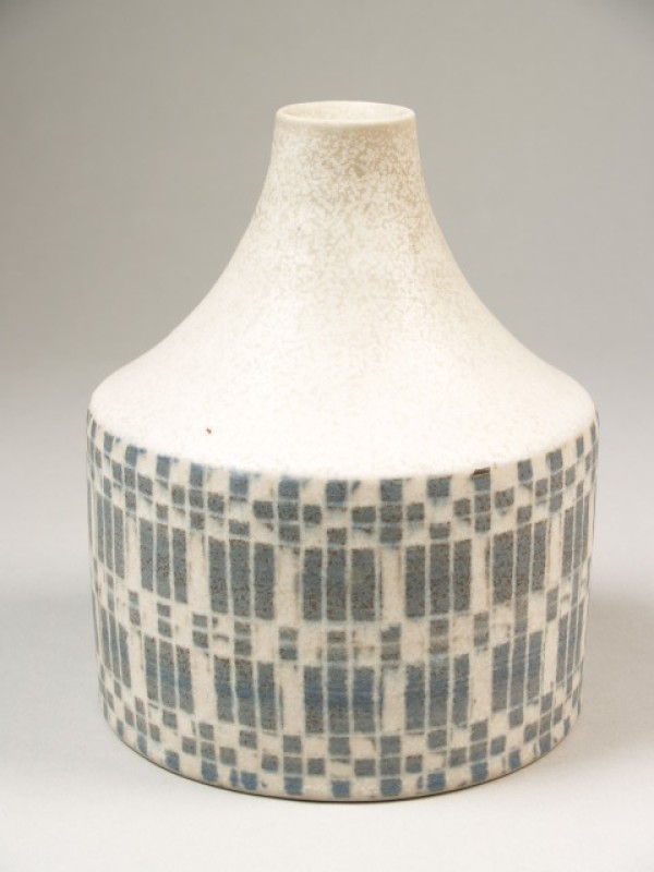 Vaas met geometrisch decor in blauw, wit en grijs