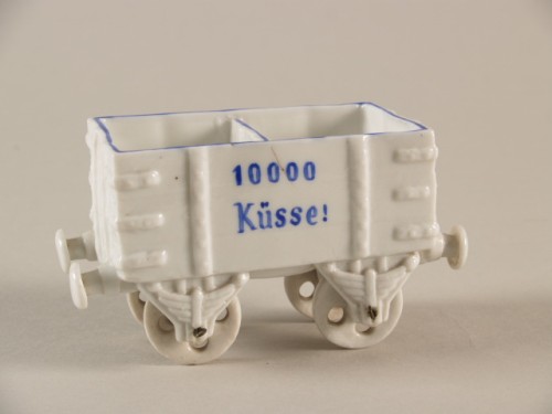 Plastiek in vorm van treinwagon met opschrift 10000 Küsse! Eilgut!