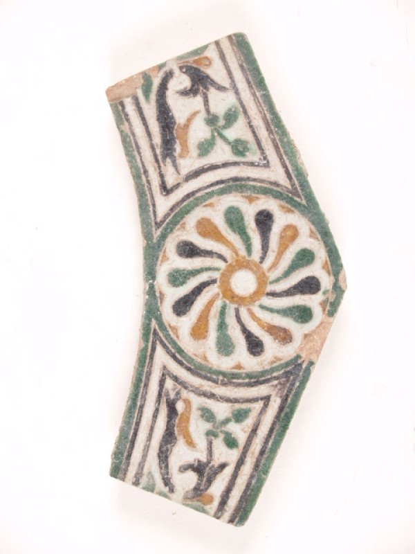 Tegel uit putrand met een polychroom ornamentdecor. 5 van 8