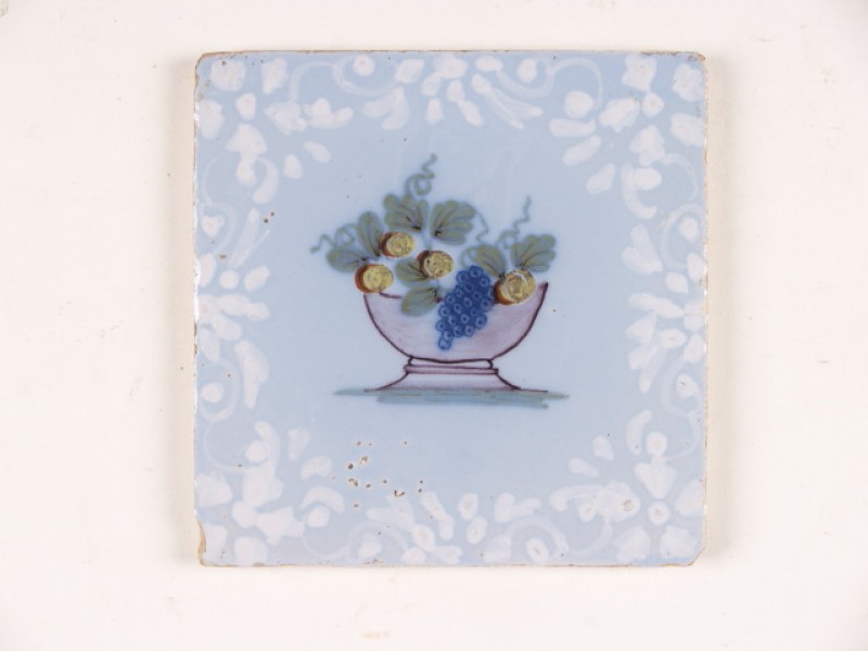 Tegel met een blauwwit decor van een bloempot op een paars fond