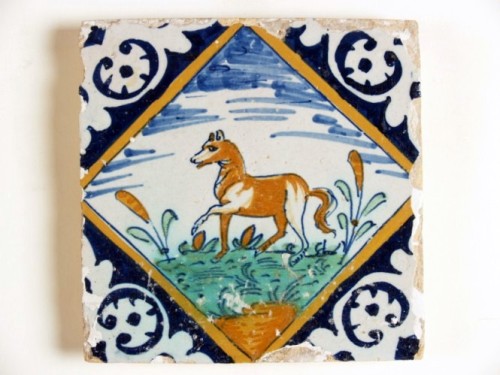 14 tegels met polychroom decor van een dier
