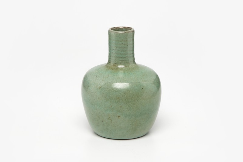 Vaas, flesvormig met hoge hals, overdekt met celadonkleurig glazuur