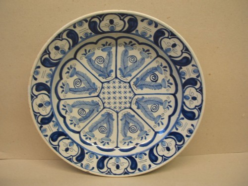 Schotel met ornamentaal decor