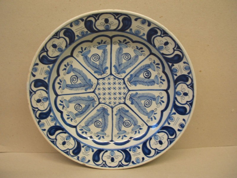 Schotel met ornamentaal decor