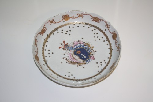 Porseleinen bord mazarin, uit het wapenservies van Eyso de Wendt