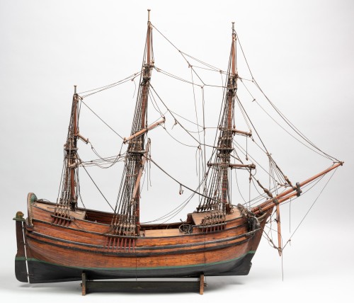 Model van een driemast galjoot of bootschip met het wapen van Hindeloopen.