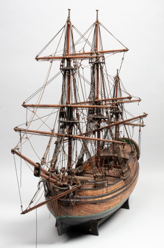 Model van een driemast galjoot of bootschip met het wapen van Hindeloopen.