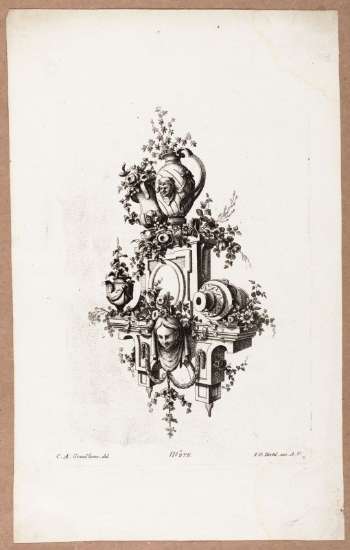 Ornamentprent. Diagonaal geplaatste console met vaatwerk en bloemen.