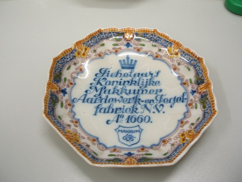 Achtkantig schaaltje met ornamentaal decor