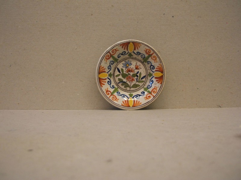 Bord met ornamentaal-floraal decor