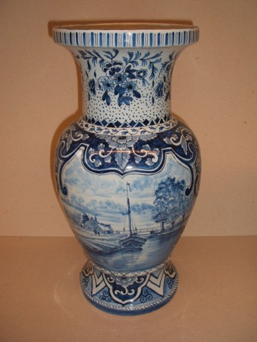 Fles met ornamentaal decor
