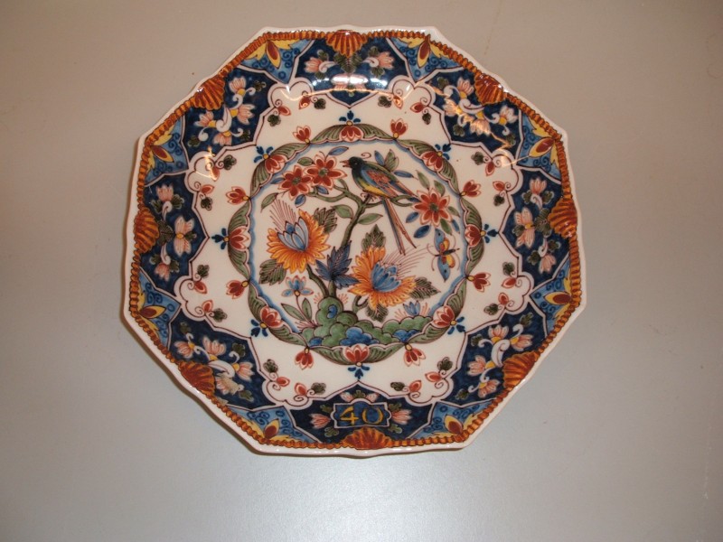 Achtkantige schaal met vogel op een tak met bloemen