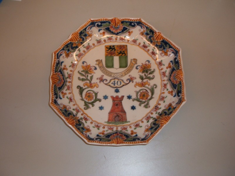 Achtkantige schaal met polychroom decor