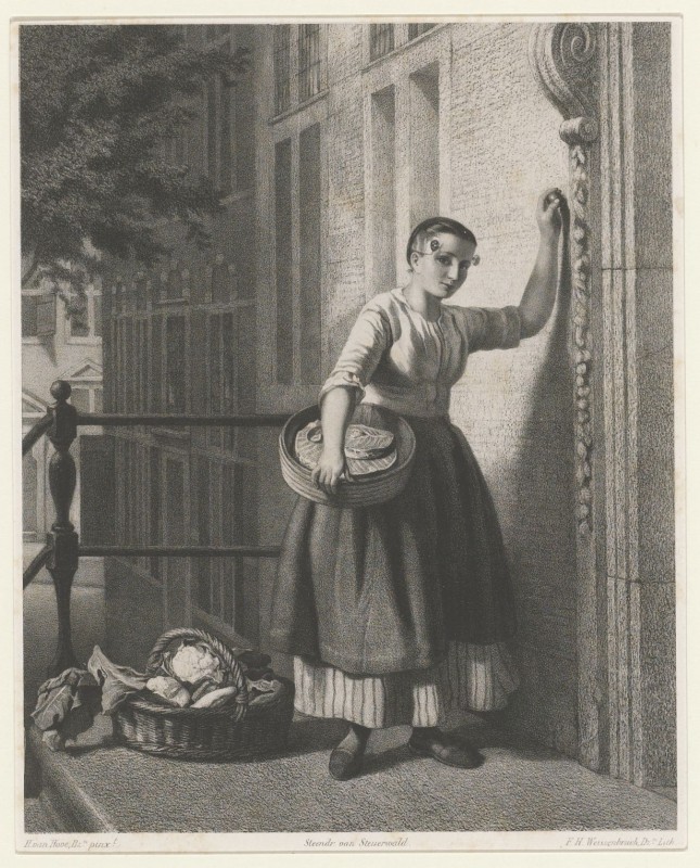 Jonge vrouw met oorijzer bij een voordeur