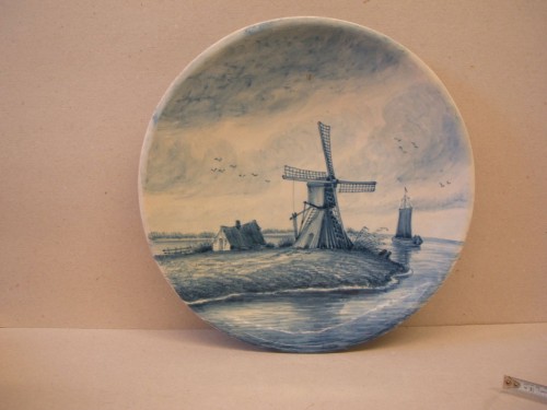 Schotel met landschapsdecor met molen en bootje