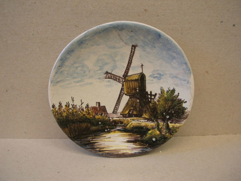 Schotel met landschapsdecor met molen