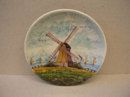 Schotel met landschapsdecor met molen en zeilboten