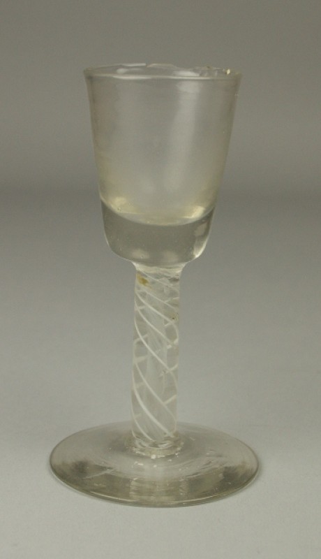 Glas op voet met steel met wit spiraal