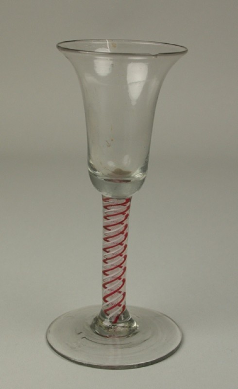 Slingerglas op voet met steel met rood-witte spiraal