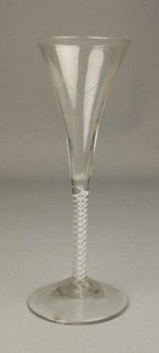 Slingerglas op voet met in steel witte spiraal