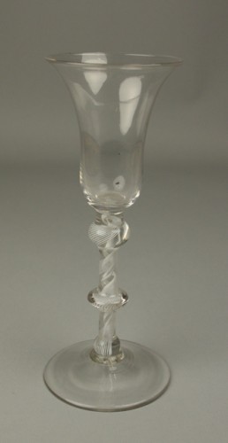Slingerglas op voet met in steel met knoppen witte spiraal