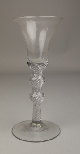 Slingerglas op voet met gedraaide stam met witte spiraal