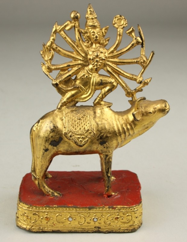 Plastiek in vorm van dansende Shiva met acht armen, op een stier
