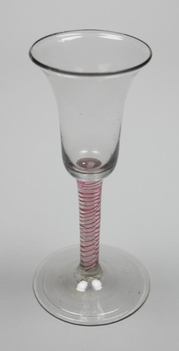 Slingerglas op voet met steel met roodkleurige spiraal