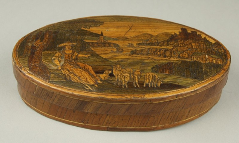 Tabaksdoos met op deksel decor van herderin met schapen in landschap