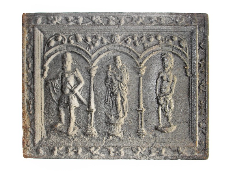 Haardplaat met reliëfdecor van drie zuilen met 3 figuren, waaronder Maria met kind