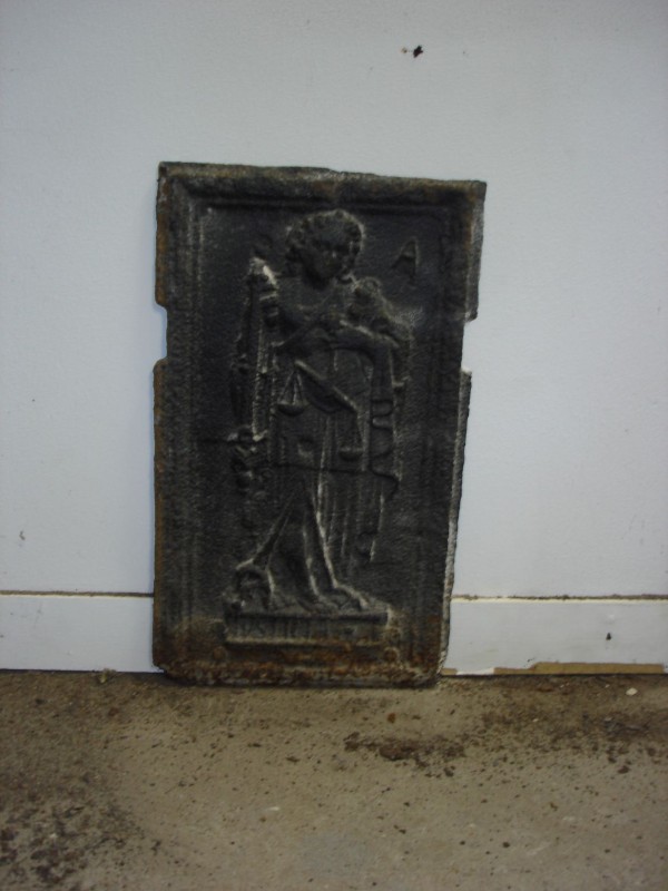 Haardplaat met reliëfdecor van figuur
