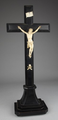 Staand kruisbeeld van Christus