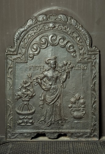 Haardplaat met in reliëf een voorstelling met een vrouw figuur