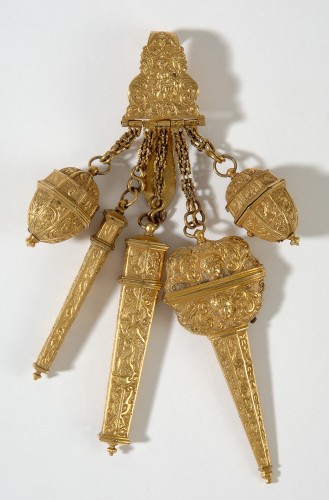 Gouden tuigje met vijf kettingen met daaraan twee vingerhoeddoosjes, twee naaldenkokers en een schaar