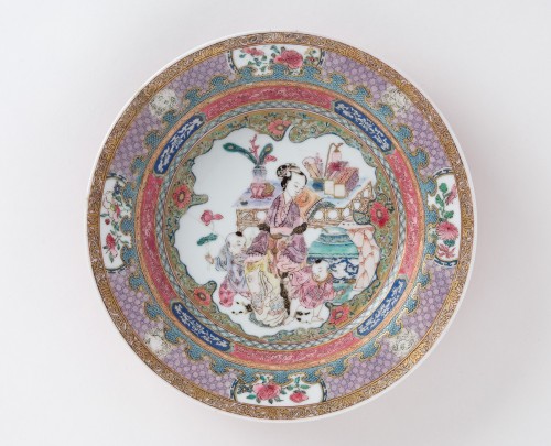 Bord met verfijnd decor van dame met 2 jongetjes te midden van de Honderd Oudheden, famille rose
