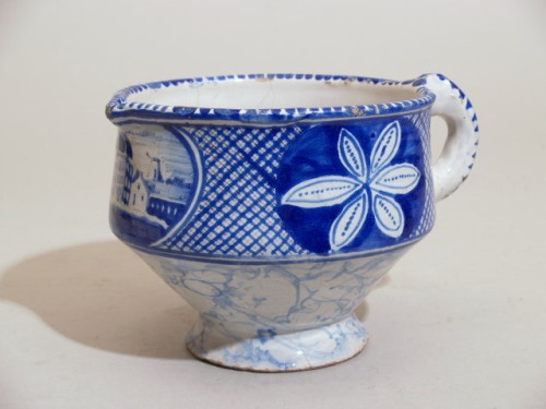 Melkpot met blauw met paarse trek decor van landschappen