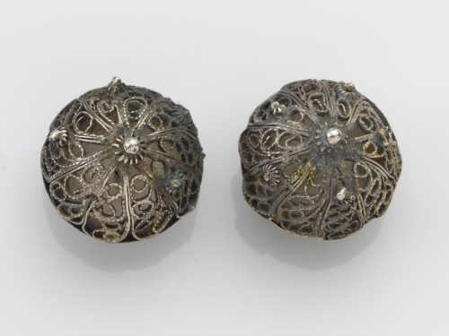 Twee zilveren knopen