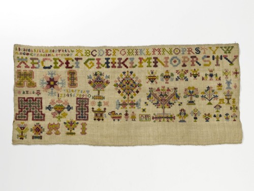 Merkletterlap met alfabet, levensbomen, kast met sleutel, wieg, initialen AI, ANNO 1740