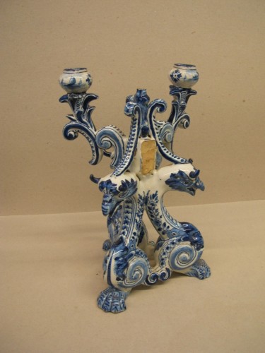 Driearmige kandelaar met ornamentaal-floraal decor