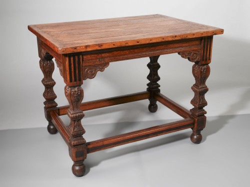 Eikenhouten tafel rustende op vier vierkante balustervormige poten met versiering die onderling verbonden zijn