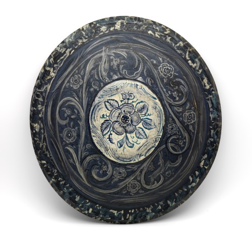 Hindelooper schaal beschilderd met bloemmotieven in wit en blauw