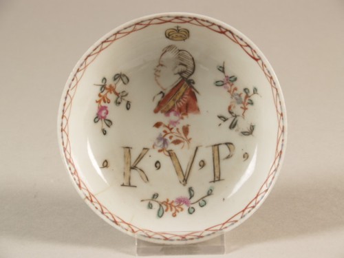 Schoteltje met polychroom in Europa aangebracht decor met portret van de koning van Pruisen