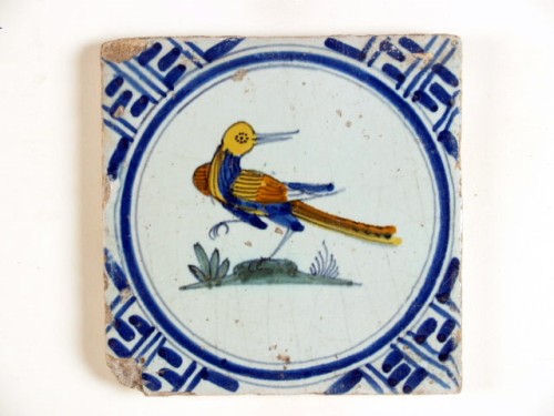 Tegel met polychroom decor van een vogel
