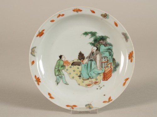 Bord met decor van dienaar en zittende man, famille verte