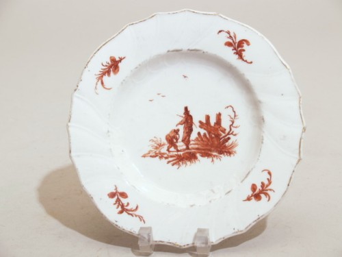 Schotel met decor van twee mannen in landschap in bruinrood