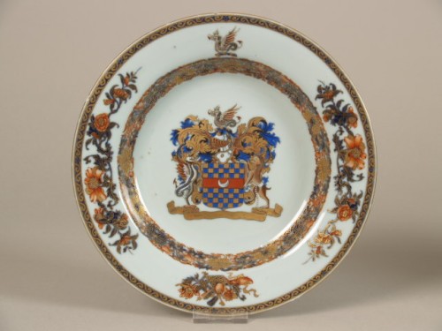 Bord gedecoreerd met het wapen van de familie Clifford, chine de commande