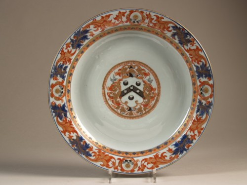 Schotel met onbekend familiewapen, chine de commande, imari