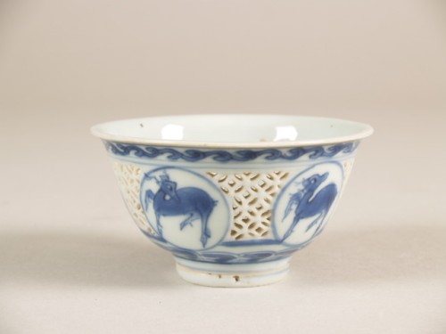 Kom met decor van herten in medaillons en linglong wand